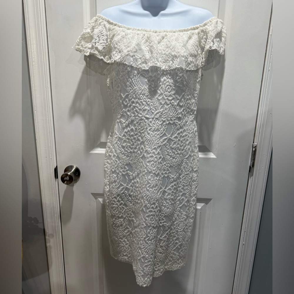 I ❤️ Ronson Lace Dress - Picture 2 of 6